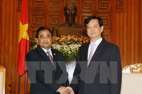 Le PM Nguyen Tan Dung et le nouvel ambassadeur du Panama au Vietnam, M. Servio Sammodio. (Source: VNA)